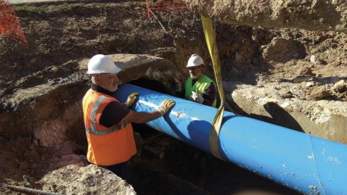 Dos empleados, en los trabajos de la red de aguas de La Mina.