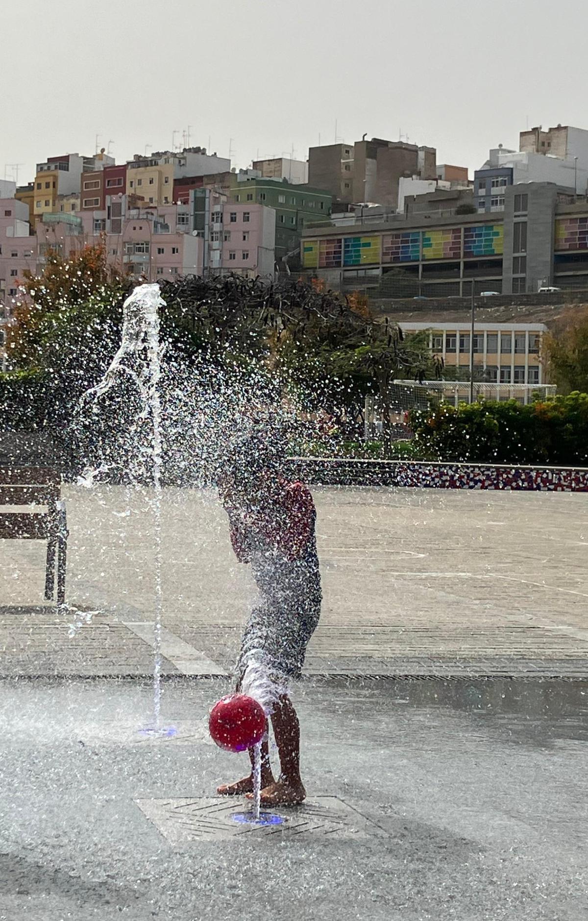 Un niño se remoja en Las Rehoyas