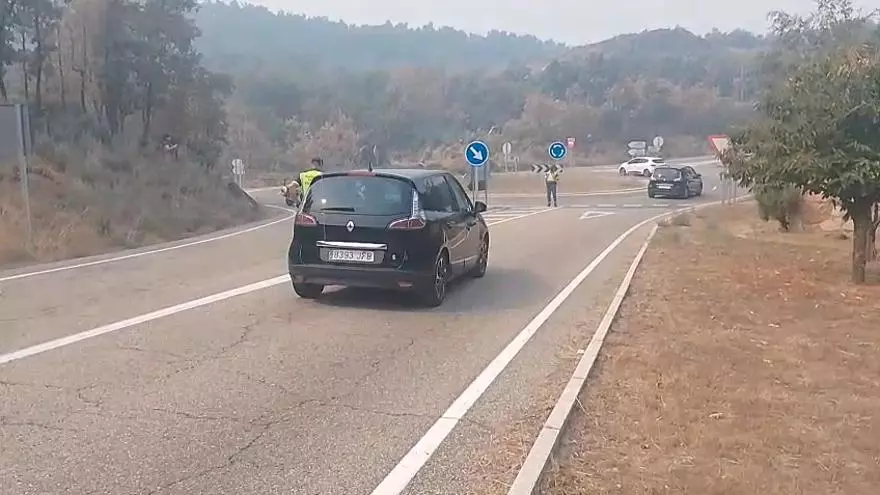VÍDEO | Vehículos comienzan a abandonar el entorno del lago de Sanabria