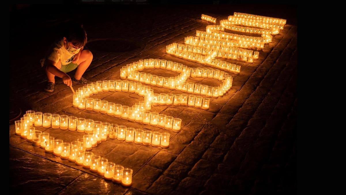 En Arbancón iluminan el cielo y las calles con velas durante la fiesta
