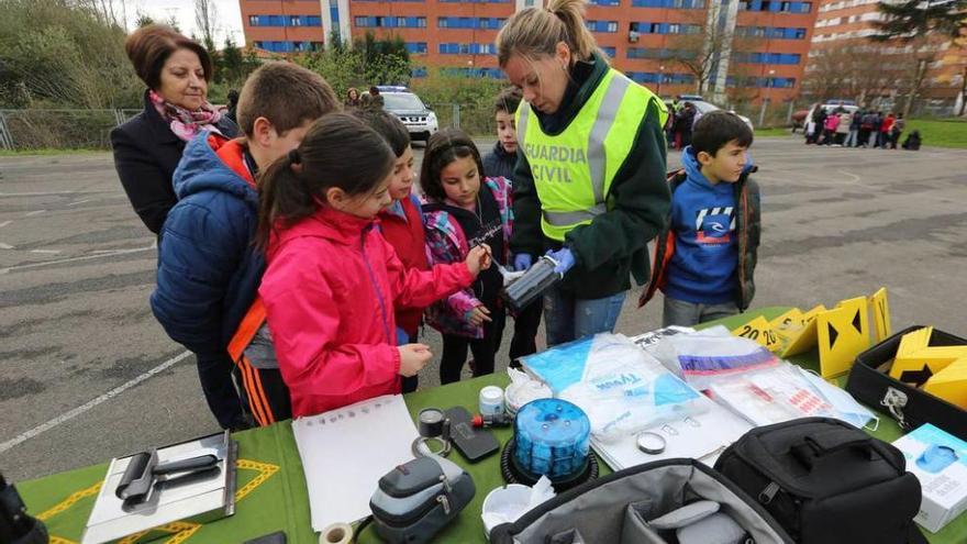 Alumnos observan los instrumentos de la Guardia Civil.