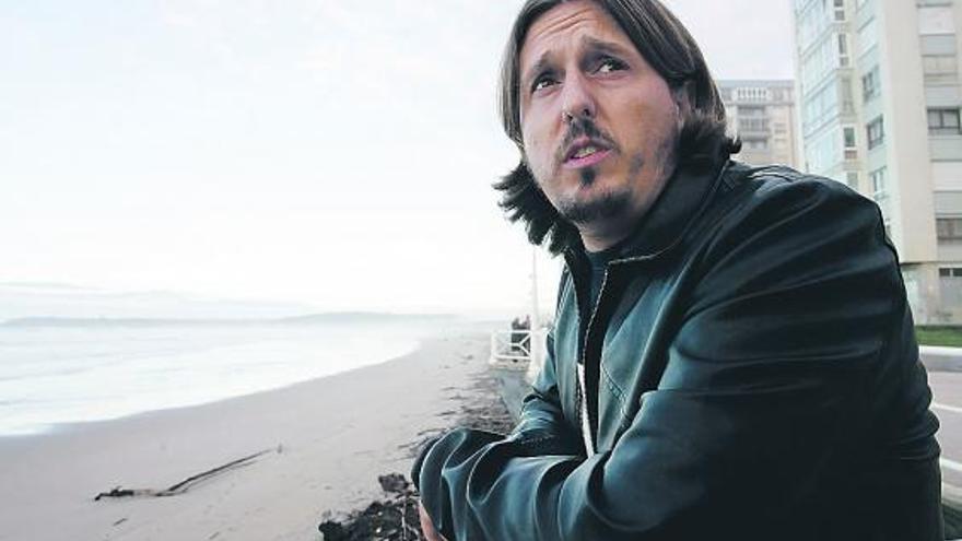 Juan Carlos Rodríguez, ayer, en el paseo de la playa de Salinas.