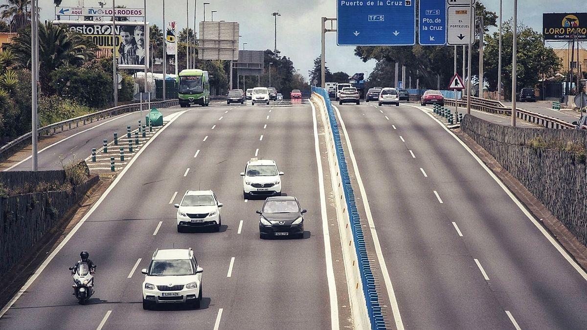 El tercer carril de la TF-5, que ahora comienza a la altura del aeropuerto Tenerife Norte, pretende acabar con los habituales atascos mañaneros en la autopista