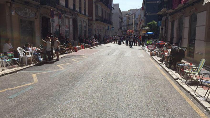 Imagen de la calle Carretería tomada por sillas.