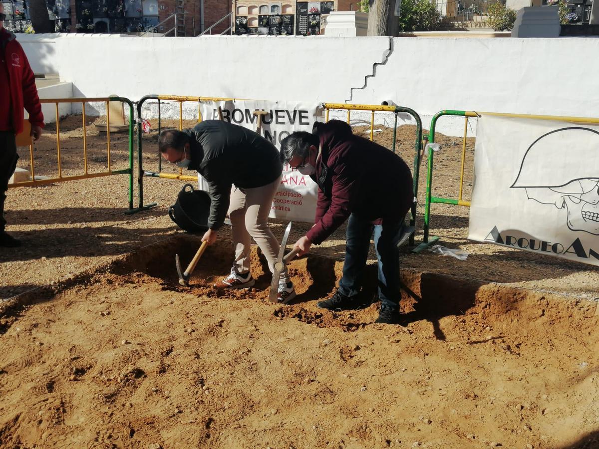 El presidente de la Agrupación de Familiares de Víctimas del Franquismo del Cementerio de Llíria, Sergio García, en una de las primeras campañas.