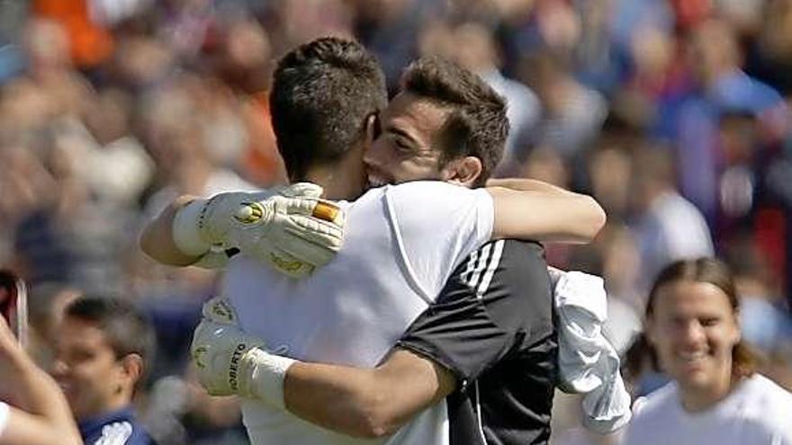 Roberto y Mateos se abrazan tras la victoria del Zaragoza ante el Atlético.