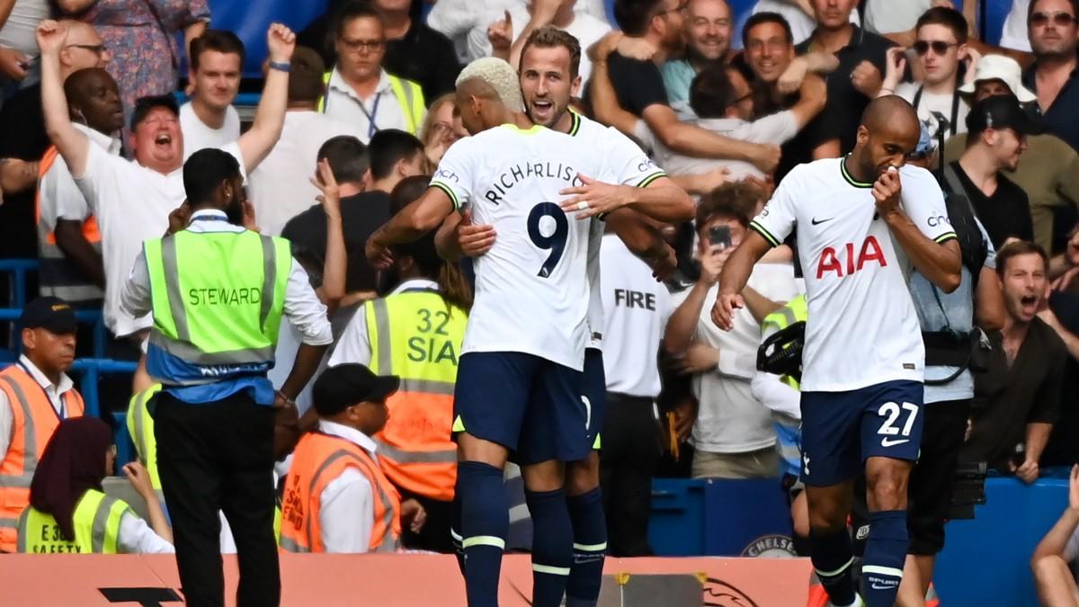 Kane celebra con Richarlison el gol del empate ante el Chelsea