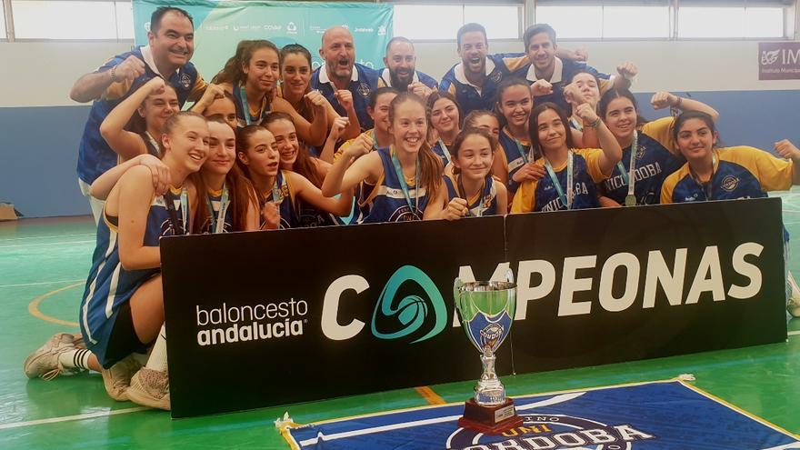El Uni Córdoba cadete de baloncesto celebra el título de campeón provincial.