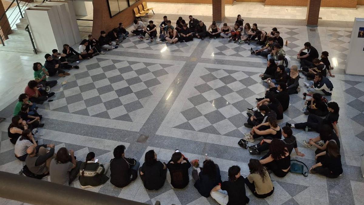 Alrededor de un centenar de estudiantes participan en una asamblea la noche del 24 de abril en la UC3M.