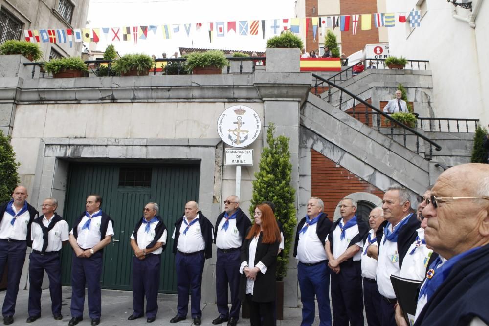 Un encuentro en la costa gijonesas y un homenaje a Alvargonzález