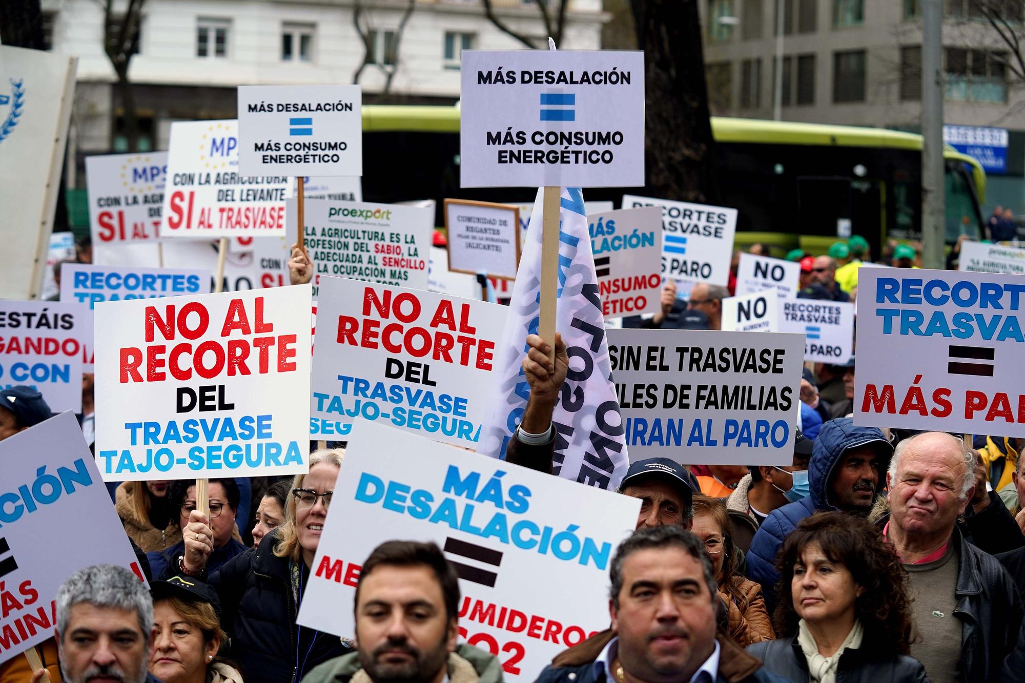 Agricultores y regantes del Levante español se manifestaron ayer ante la sede del Ministerio para la Transición Ecológica, en Madrid, contra el recorte del trasvase Tajo-Segura.