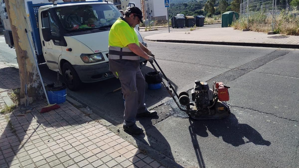 La avería de una máquina retrasa el plan de asfaltado y el bacheo en caliente en Plasencia.