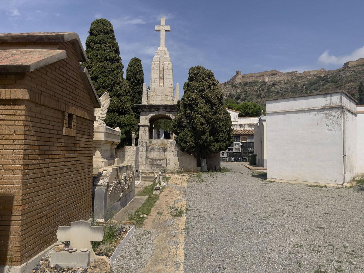 Zona del cementerio de Sagunt con hierbajos y con una acera deteriorada.