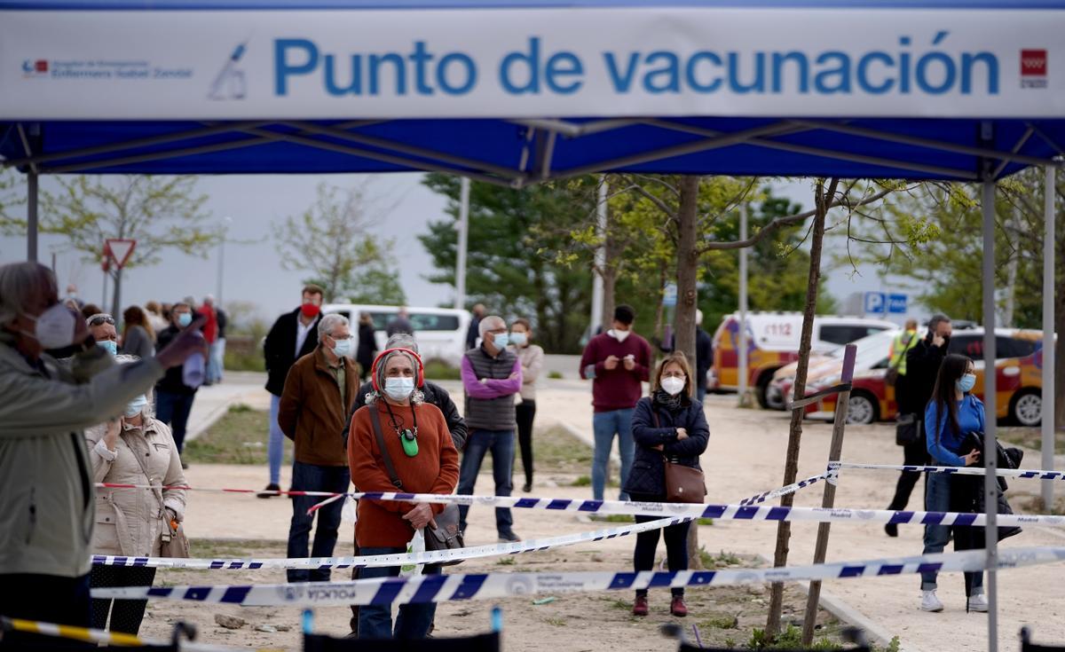 Vacunen al Zendal empleats d’una escola de negocis privada de Madrid