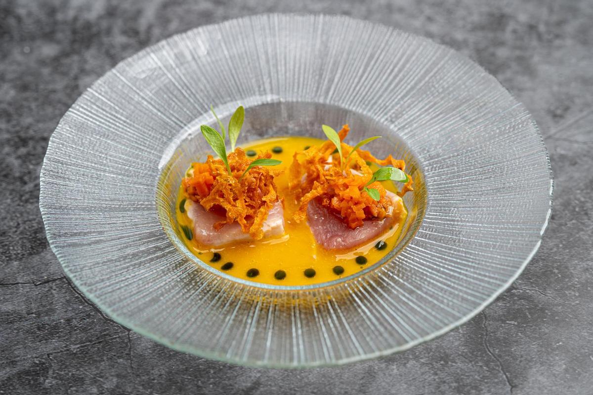 Bonito soasado en escabeche suave de zanahoria.