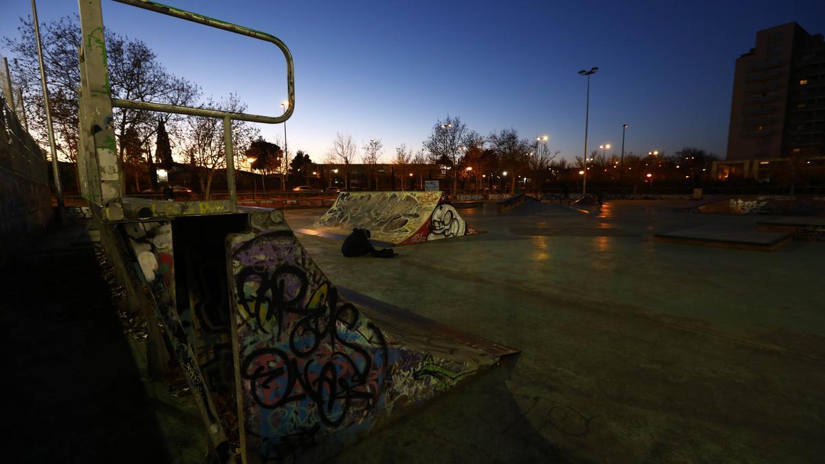 Fotografía tomada entorno a las 19.00 horas el pasado lunes con el &#039;skatepark&#039; a oscuras y apenas sin gente.