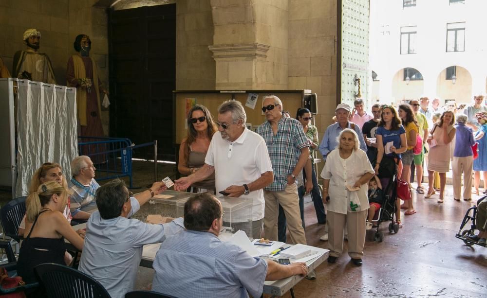 Los alicantinos acuden a votar el 26J