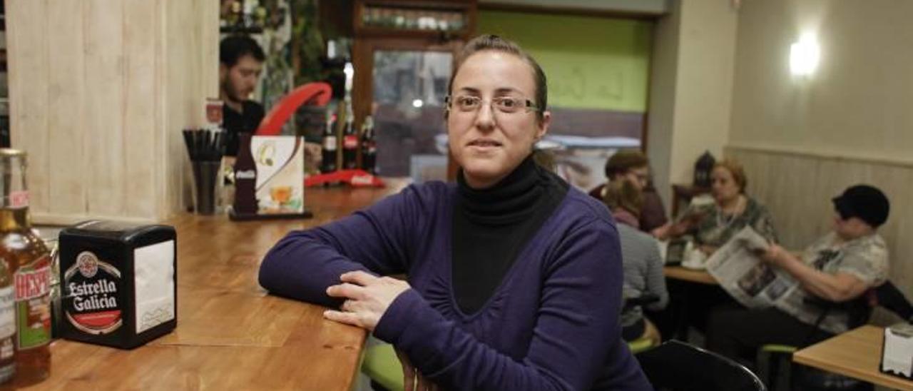 Jordana Lorenzo en la barra de su cafetería.