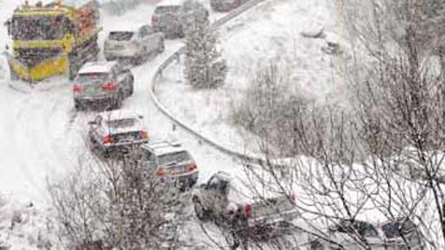 La cota de nieve baja a los 300 metros y pone a Aragón en alerta