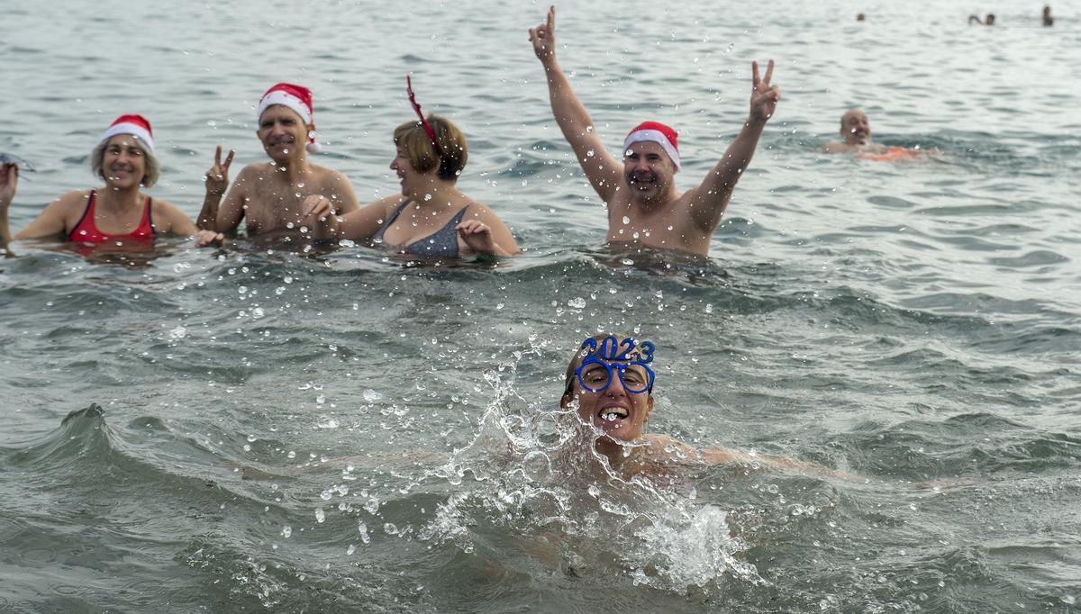 Primer baño del año en la playa de la Barceloneta