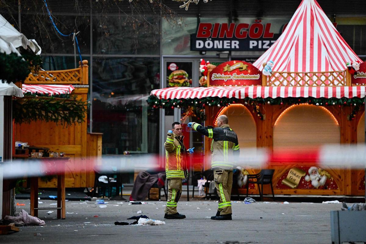 Efectivos de emergencias, en el lugar donde sucedió el atropello múltiple, en el mercadillo navideño de Magdeburgo. Efectivos de emergencias, en el lugar donde sucedió el atropello múltiple, en el mercadillo navideño de Magdeburgo.