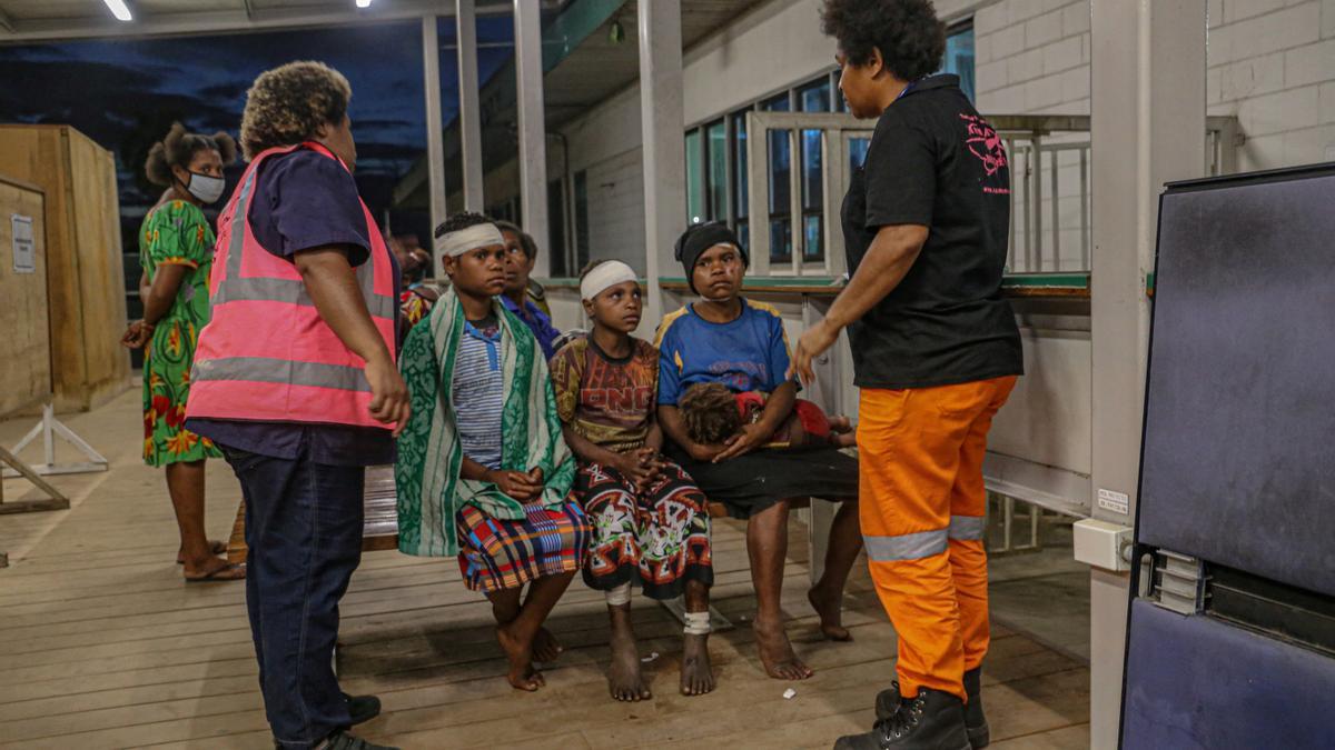 Varios evacuados por el seísmo reciben atención médica.