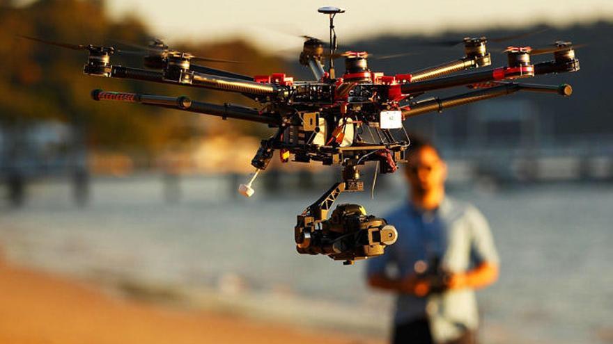 Un dron con una cámara incorporada.