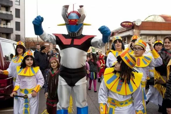 Desfile del Antroxu en la zona oeste de la Playa del Arbeyal