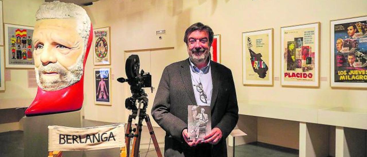 Miguel Ángel Villena en la 
exposición de Berlanga 
en el MuVIM. m.á.montesinos