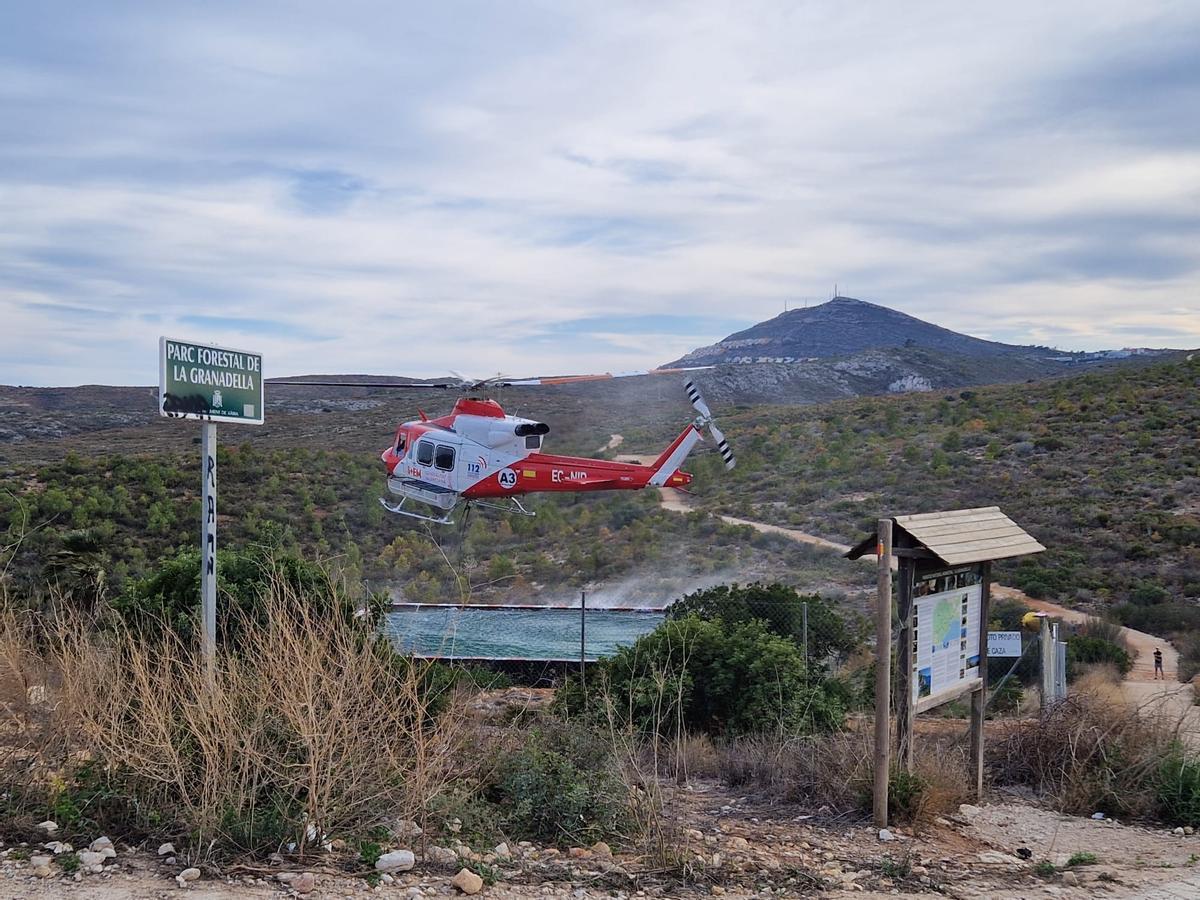 El helicóptero de extinción carga esta tarde agua en la balsa de la Granadella