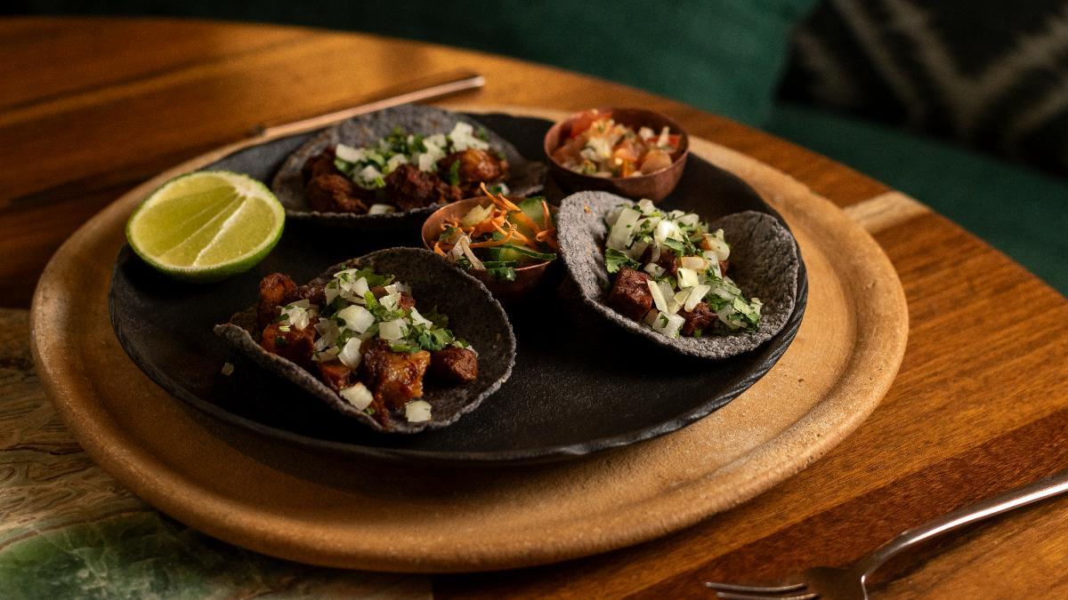Tacos de costilla prensada en Bakan.