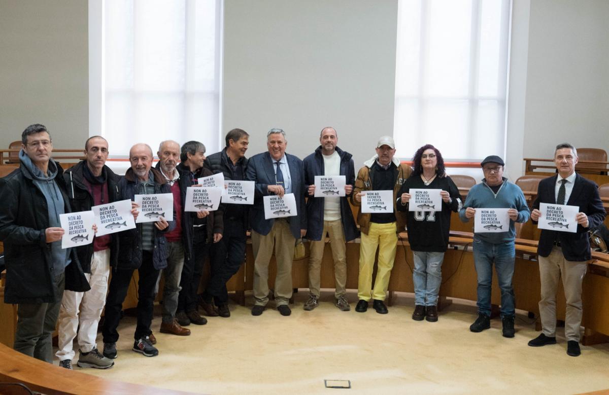 Pescadores aficionados muestran su rechazo a la nueva regulación de la pesca de recreo en el Parlamento gallego.