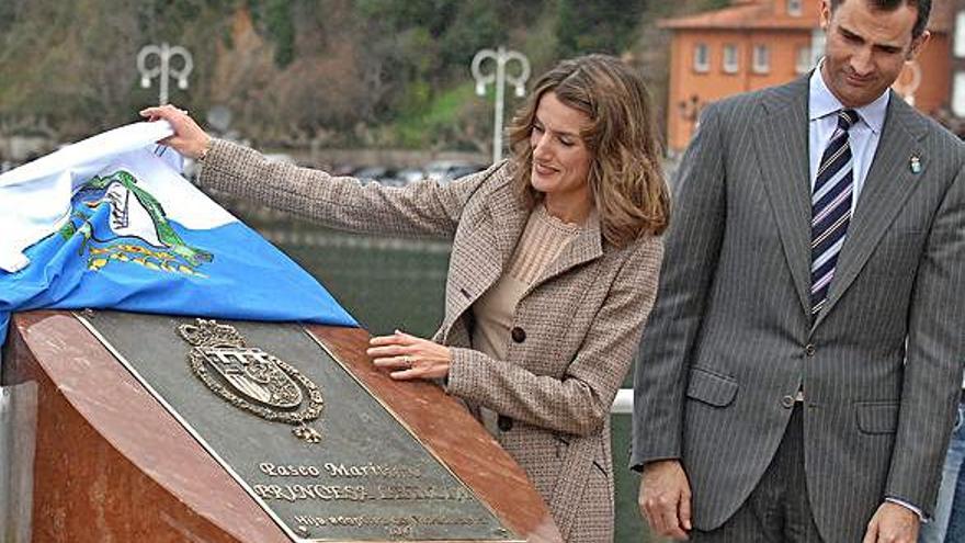 Letizia y Felipe, entonces Príncipes de Asturias, en Ribadesella, en el paseo dedicado a la primera.