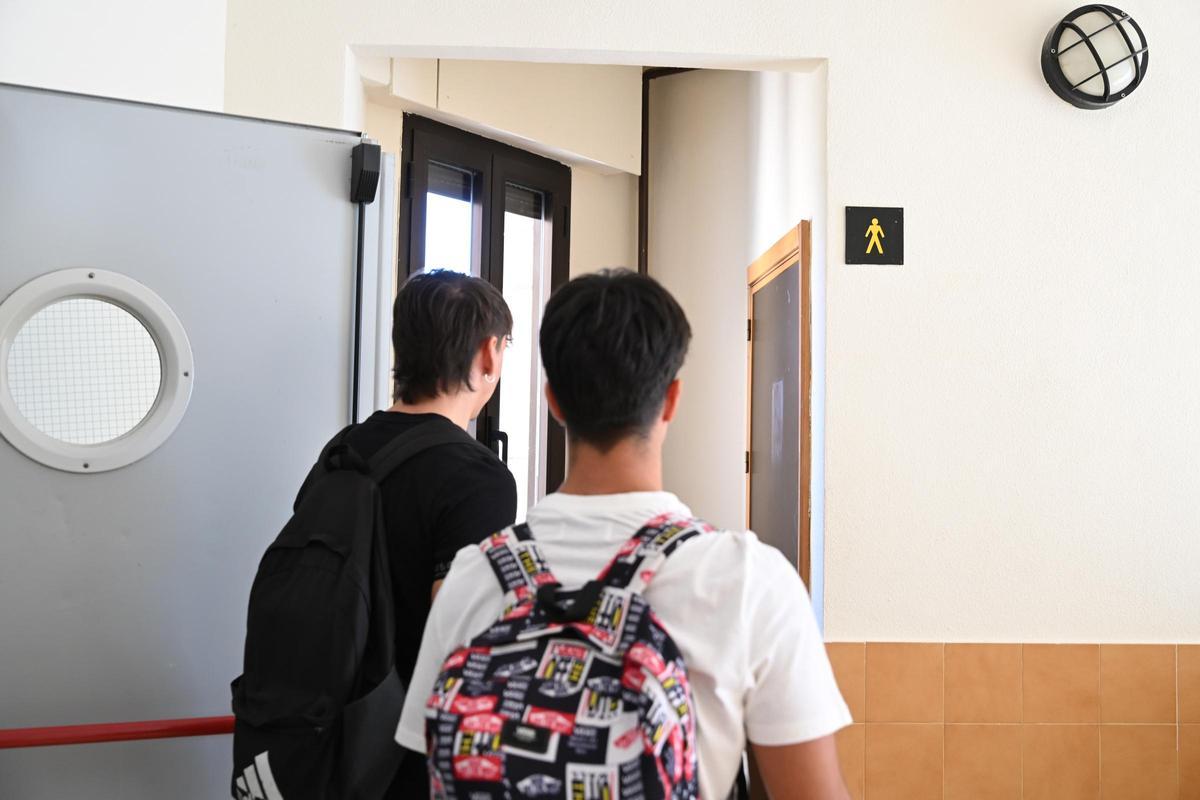 Unos alumnos entrando a unos aseos en un centro educativo