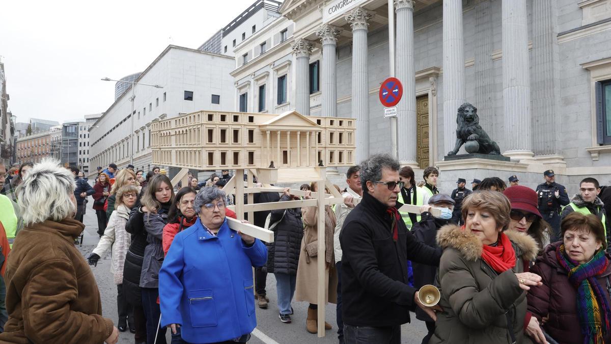 Momento en el que ha comenzado el desfile desde la Carrera de San Jerónimo.