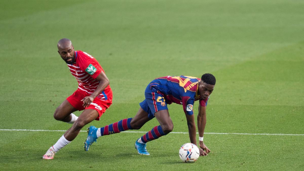 Ilaix Moriba y Foulquier pugnan por un balón.