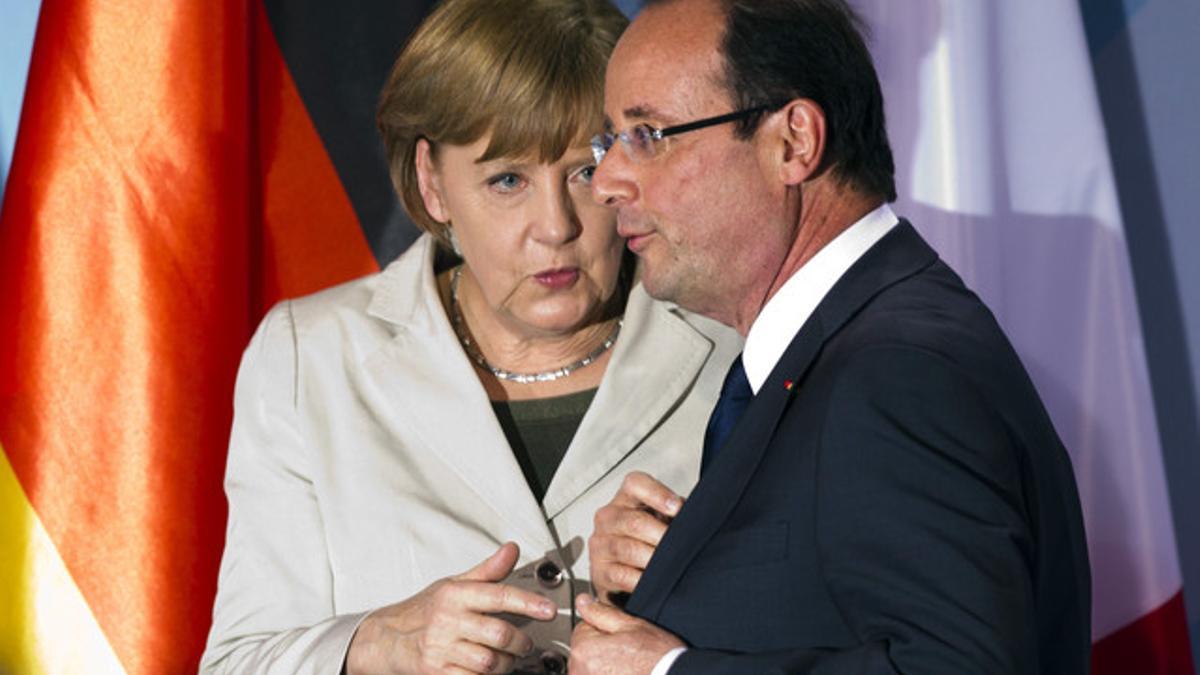 La candilera alemana, Angela Merkel, habla con el presidente francés, Francois Hollande, durante una reunión sobre la zona euro, el pasado mayo.