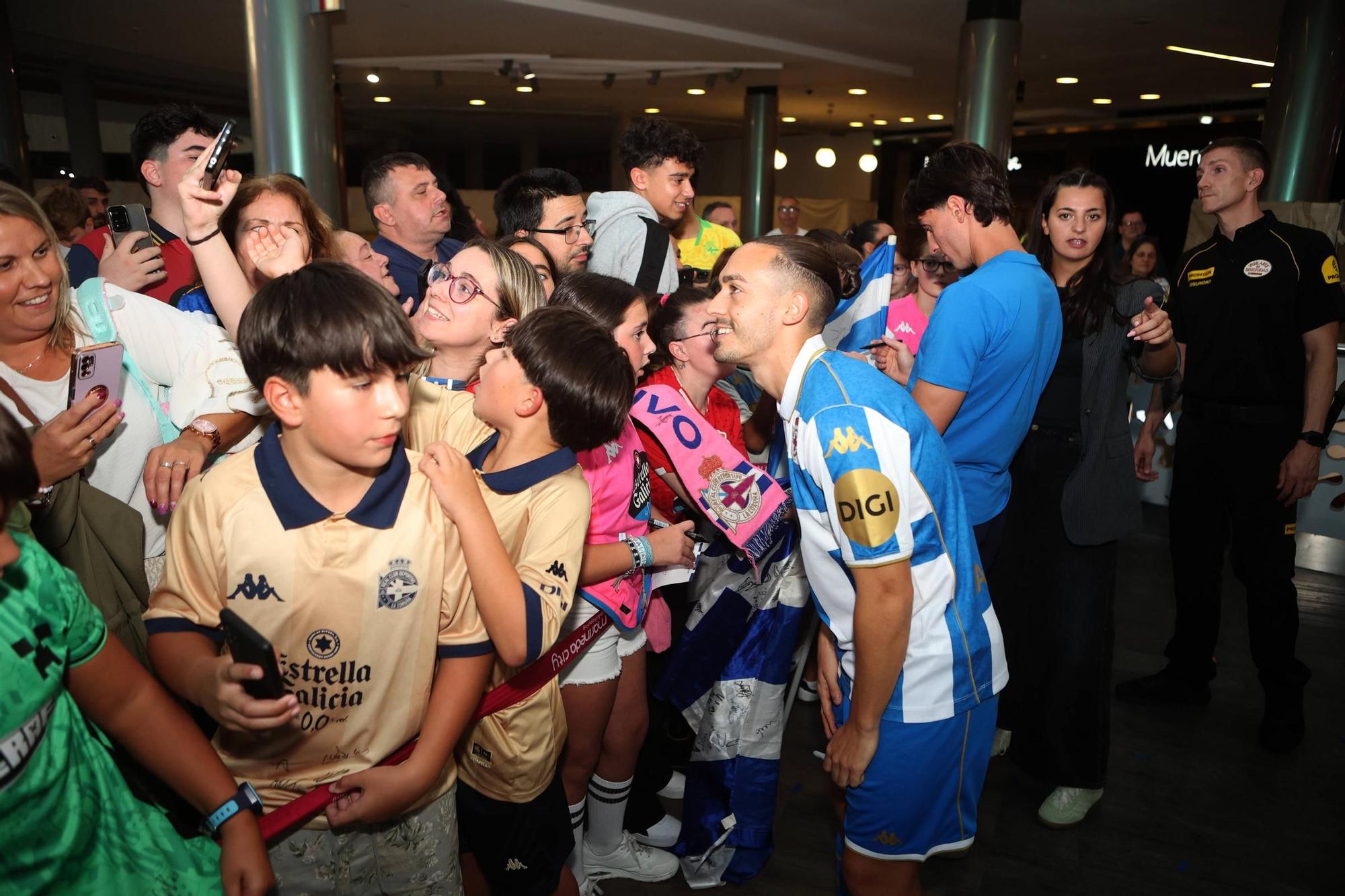El Deportivo presenta en Marineda City sus equipaciones para la temporada 2025-2026