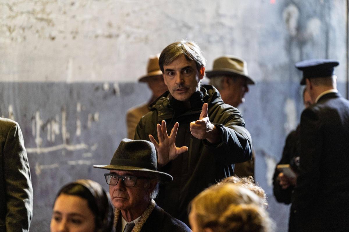 Jorge Dorado, el director, fill i 'personatge' en un moment del rodatge