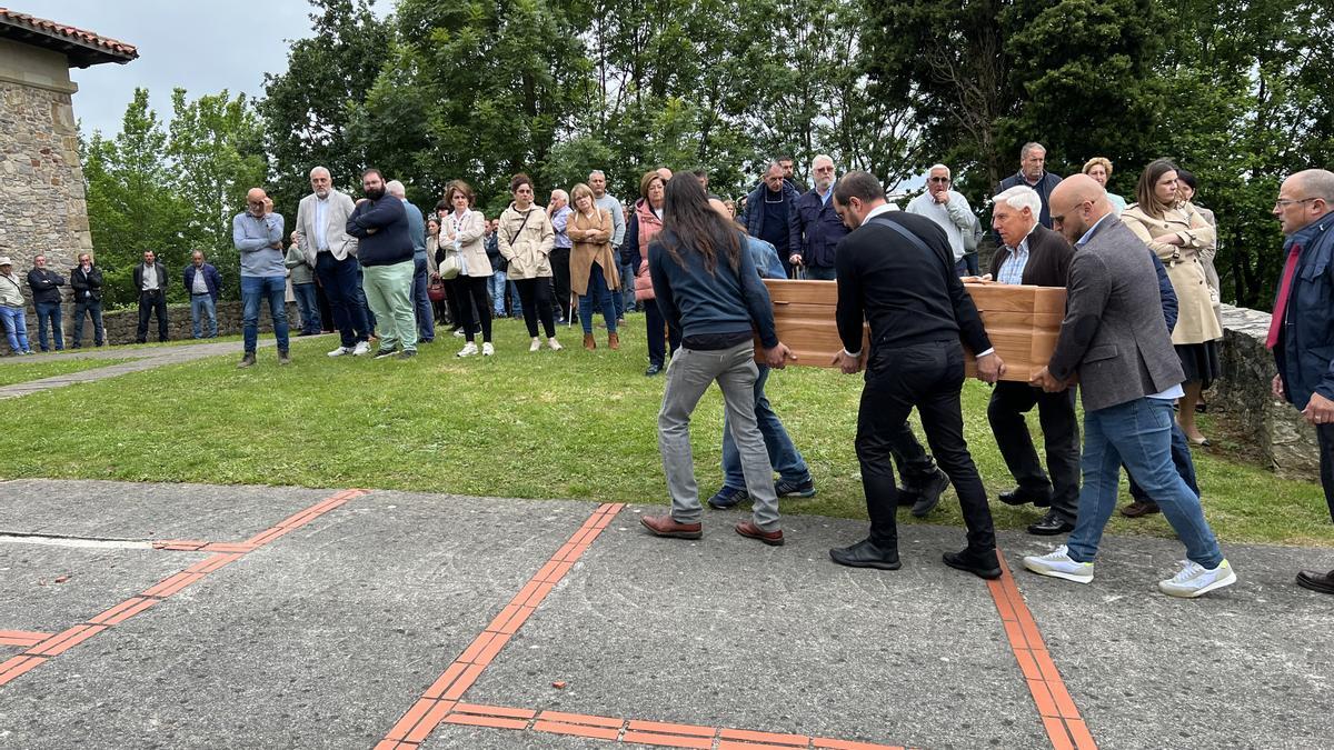 Amigos y familiares de Pedro Piquero conducen el féretro hasta el templo.