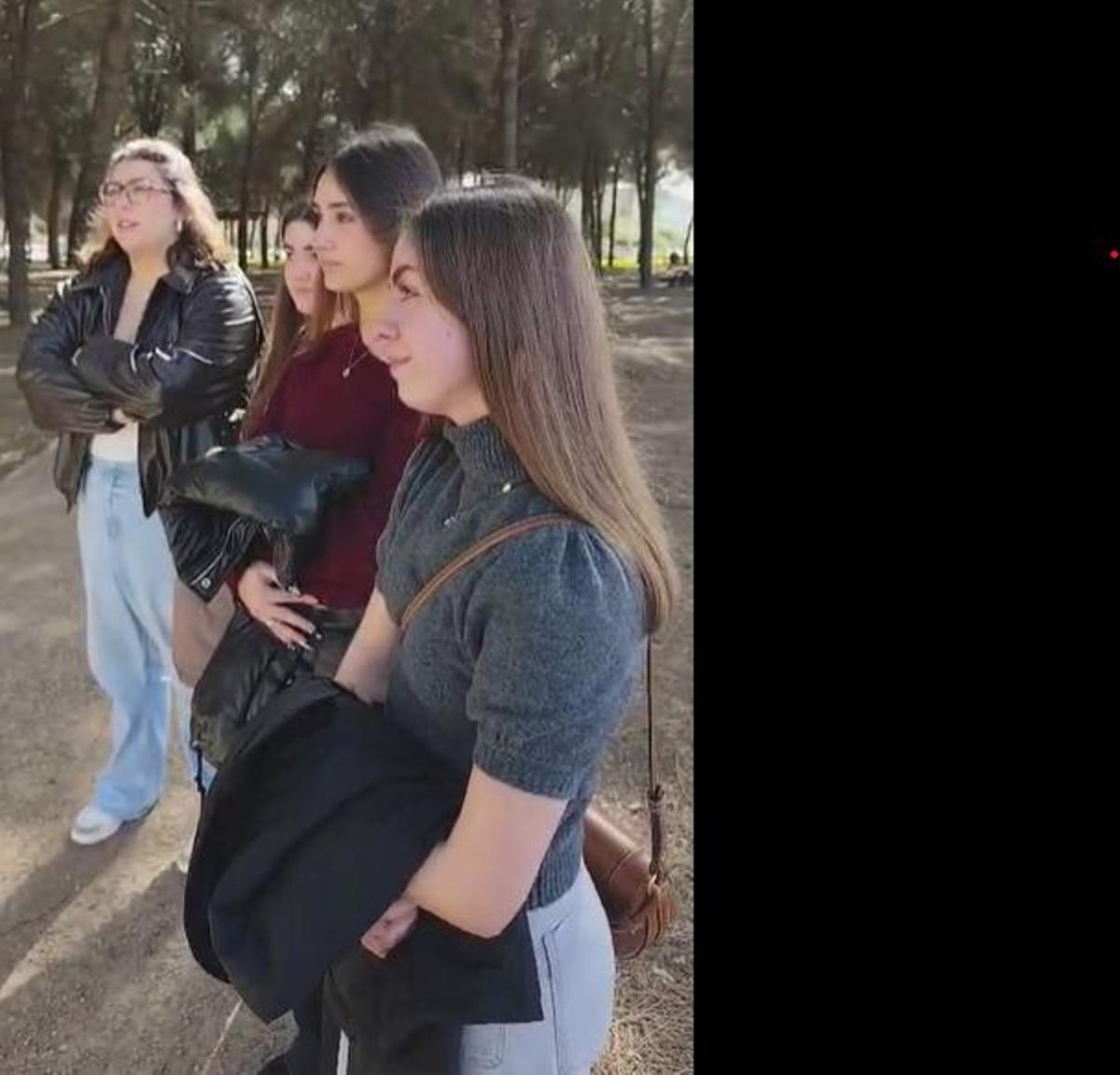 María junto a sus compañeras de carrera