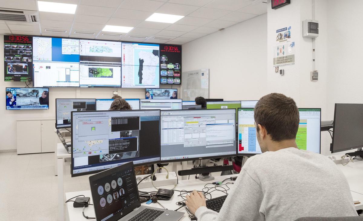 Interior del centro de operaciones en red de Axión, donde se trabajan las 24 horas de todos los días del año para garantizar el funcionamiento de los sistemas que dan soporte a las telecomunicaciones y a servicios esenciales de seguridad y emergencia.