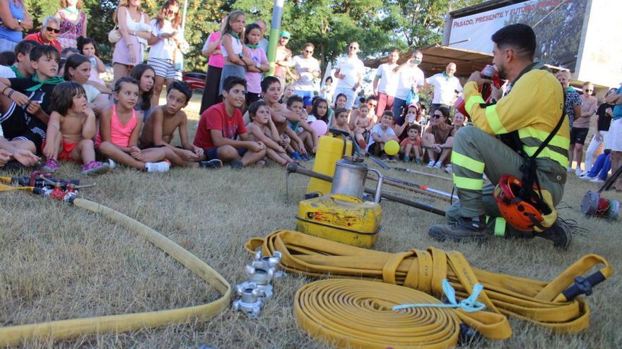 Demostración a los vecinos de Codesal por parte del equipo de extinción de incendios de Villadeciervos. | A. S.