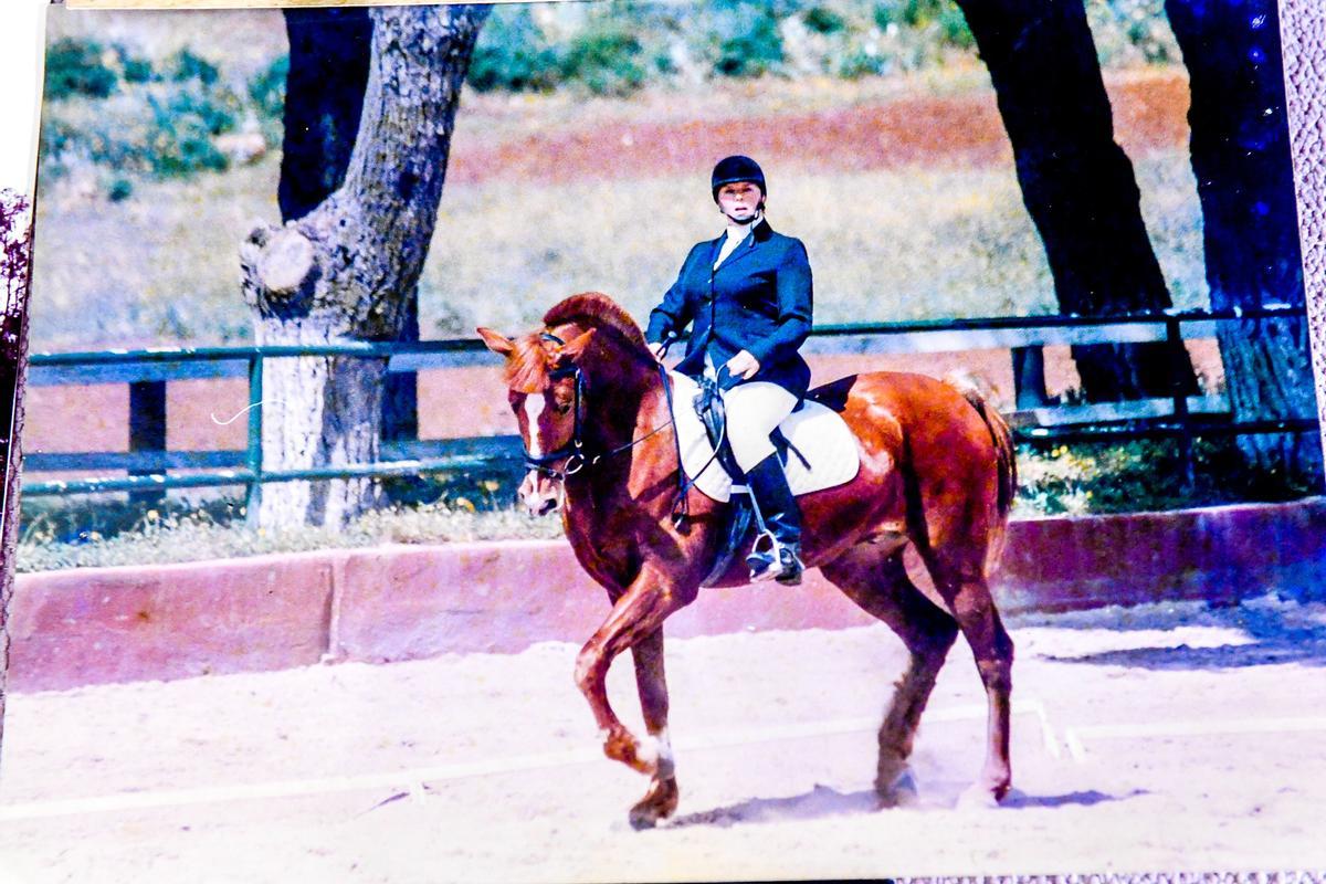 Carlota de la Quintana, a caballo.