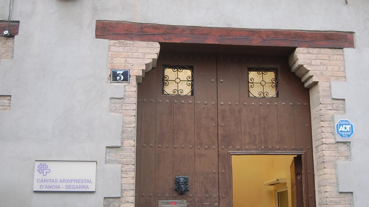 Façana de la seu de Càritas a Igualada