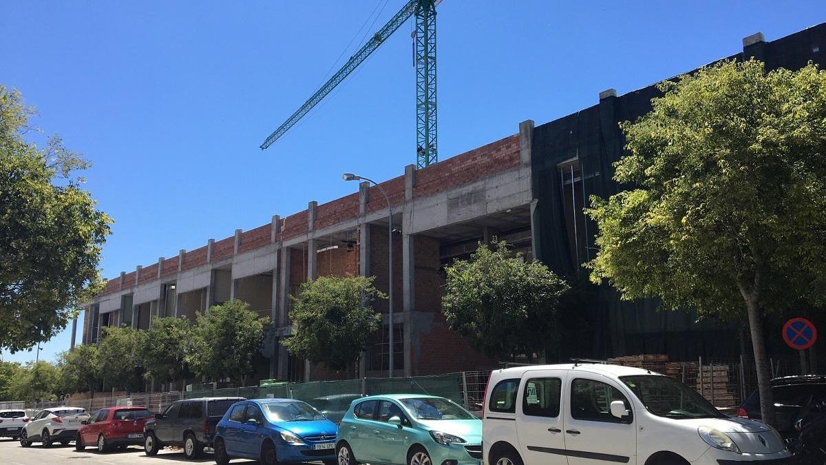 Una de las fachadas laterales de la estructura del futuro centro de salud de San Pedro.