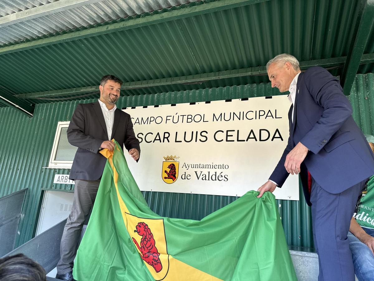 Óscar Luis Celada (derecha) y el alcalde de Valdés, Óscar Pérez, descubren la placa con el nuevo nombre del campo.