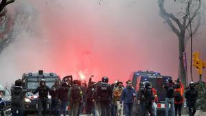 Varios centenares de seguidores radicales del Olympique Lyon se han concentrado en la plaza Artós de Barcelona desde donde se dirigen al Camp Nou escoltados por los Mossos dEsquadra para presenciar el partido de Liga de campeones