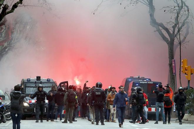 Varios centenares de seguidores radicales del Olympique Lyon se han concentrado en la plaza Artós de Barcelona desde donde se dirigen al Camp Nou escoltados por los Mossos dEsquadra para presenciar el partido de Liga de campeones