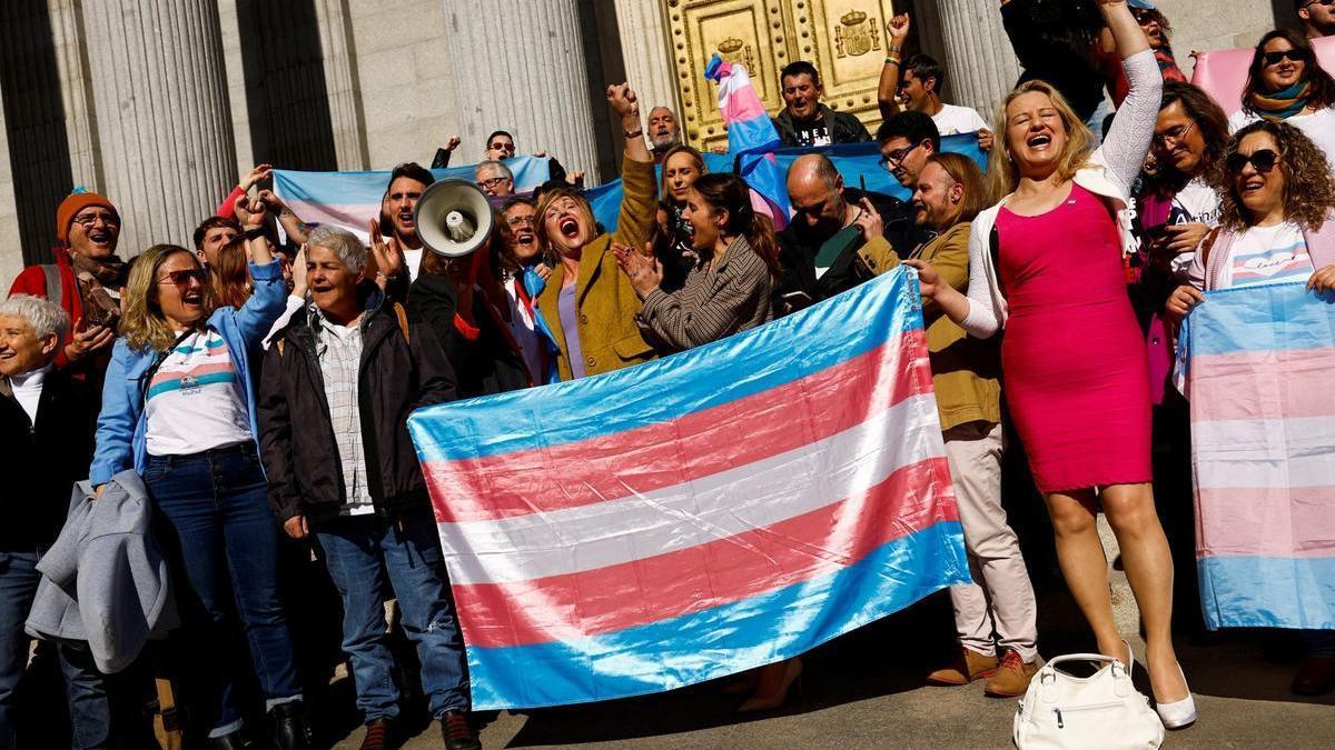 Irene Montero celebra a las puertas del Congreso con varias personas la aprobación de la ley trans.